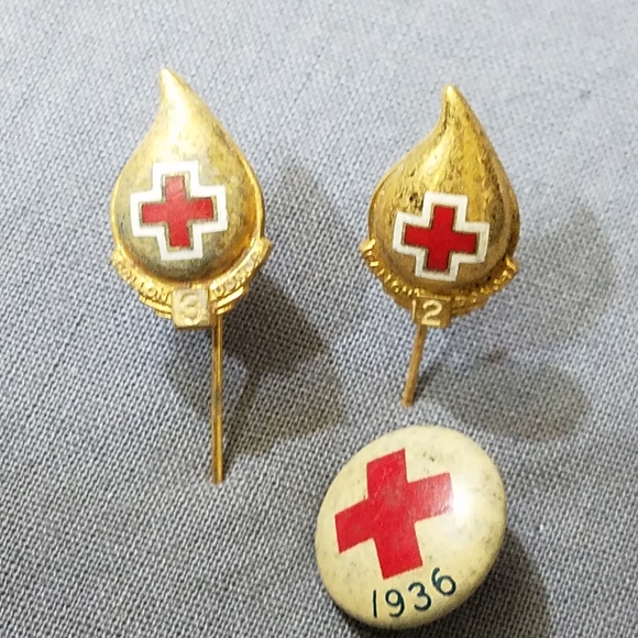Vintage red cross donor pins lot of 3 - Picture 7 of 10